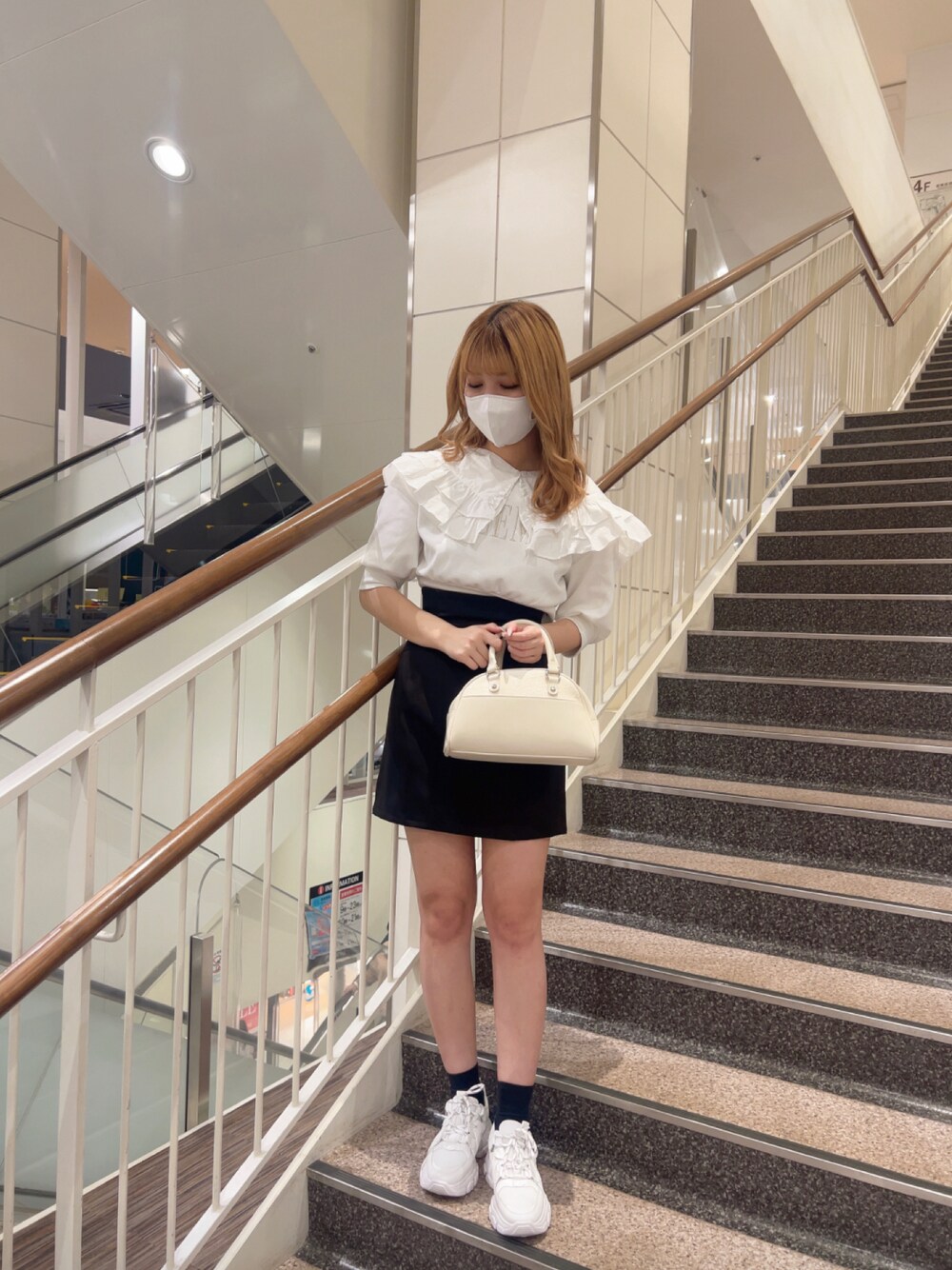 「春、春服、シンプル、お洒落さんとつながりたい、おでかけコーデ、ナイスクラップ、スニーカー、襟付きトップス、ミニスカート、甘め」｜「Seemi. byNICECLAUPの【Seemi】襟取り外し可能/刺繍ロゴスウェット（スウェット、ホワイト系）」を使った、mano0416さん（レディース・162cm）の春コーディネートの1枚目の写真
