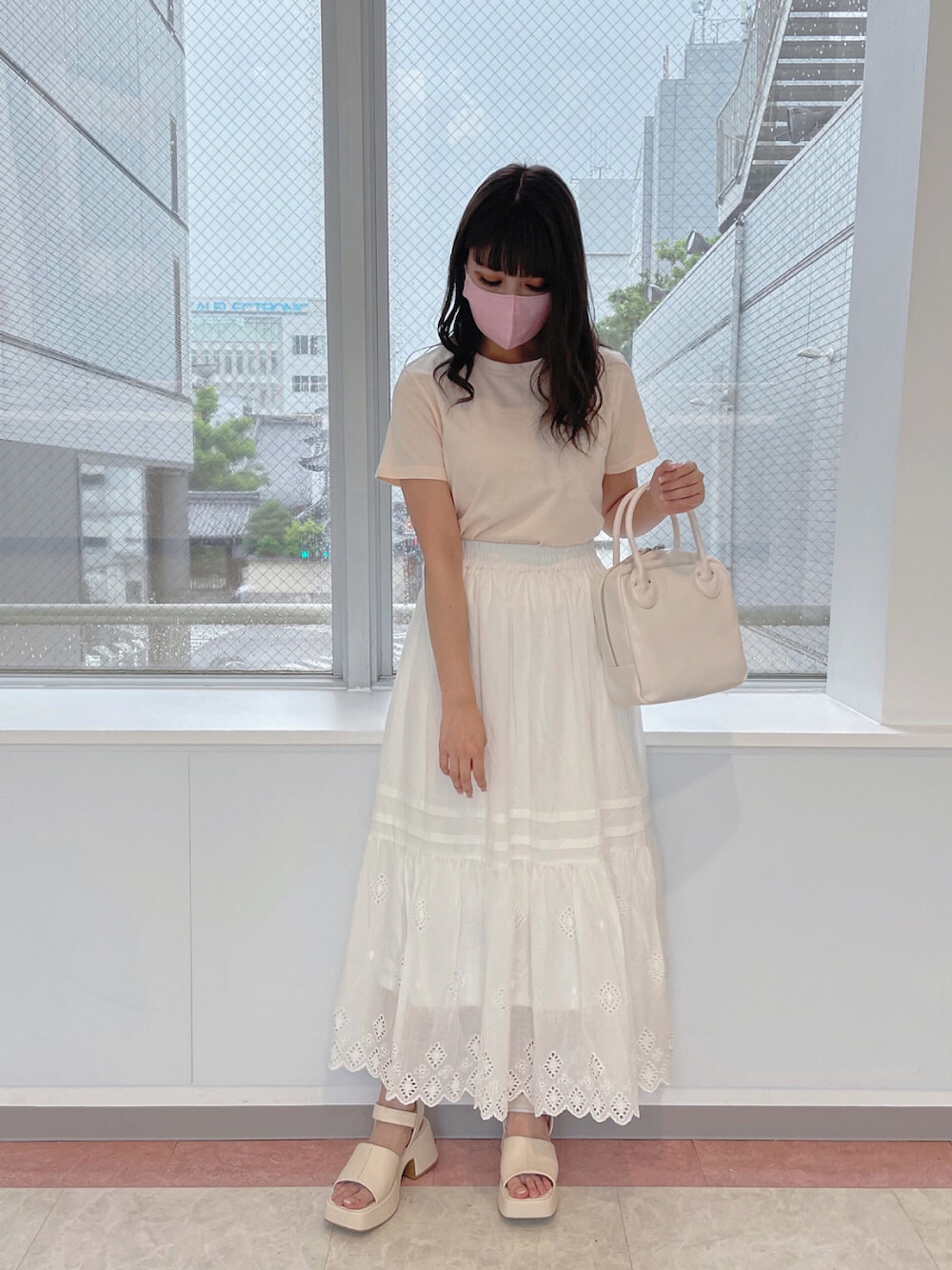 「ナイスクラップ、one after another NICE CLAUP、Tシャツ、コットンレース、シンプルコーデ、夏コーデ、大人カジュアル、おしゃれさんと繋がりたい、ラクチンコーデ、Tシャツコーデ、高身長女子、骨格ウェーブ」｜「one after another NICE CLAUPの2WAYスクエアショルダーバッグ（ショルダーバッグ、ホワイト系）」を使った、mano0416さん（レディース・162cm）の夏コーディネートの1枚目の写真