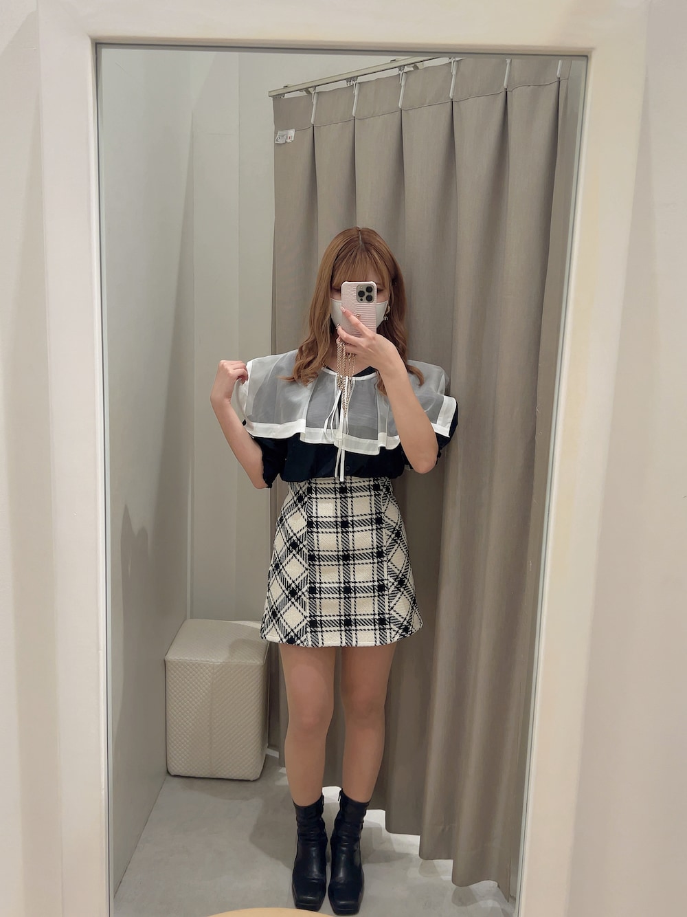 「春服、お出かけコーデ、休日コーデ、今日のコーデ、おしゃれさんと繋がりたい、高身長コーデ、骨格ウェーブ、イエベ春、ブラックコーデ、襟付きブラウス、甘め」｜「one after another NICE CLAUPのスタイルアップとフェミニンさがポイント/バックリボンミニスカート（スカート、ホワイト系）」を使った、mano0416さん（レディース・162cm）の春コーディネートの1枚目の写真
