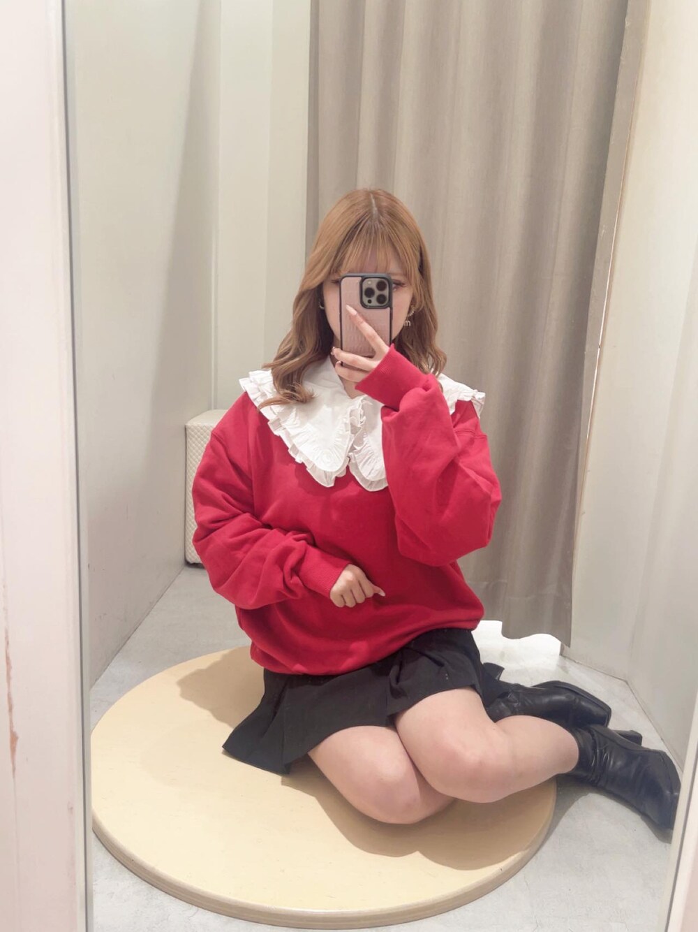 「春服コーデ、休日コーデ、着回しコーデ、高身長女子、スカート、骨格ウェーブ、スウェット、赤、襟付きトップス、フリル襟、ブラウス、甘めコーデ」｜「one after another NICE CLAUPのオーバーサイズが可愛い。うさぎアソートスウェット（スウェット、レッド系）」を使った、mano0416さん（レディース・162cm）の春コーディネートの1枚目の写真