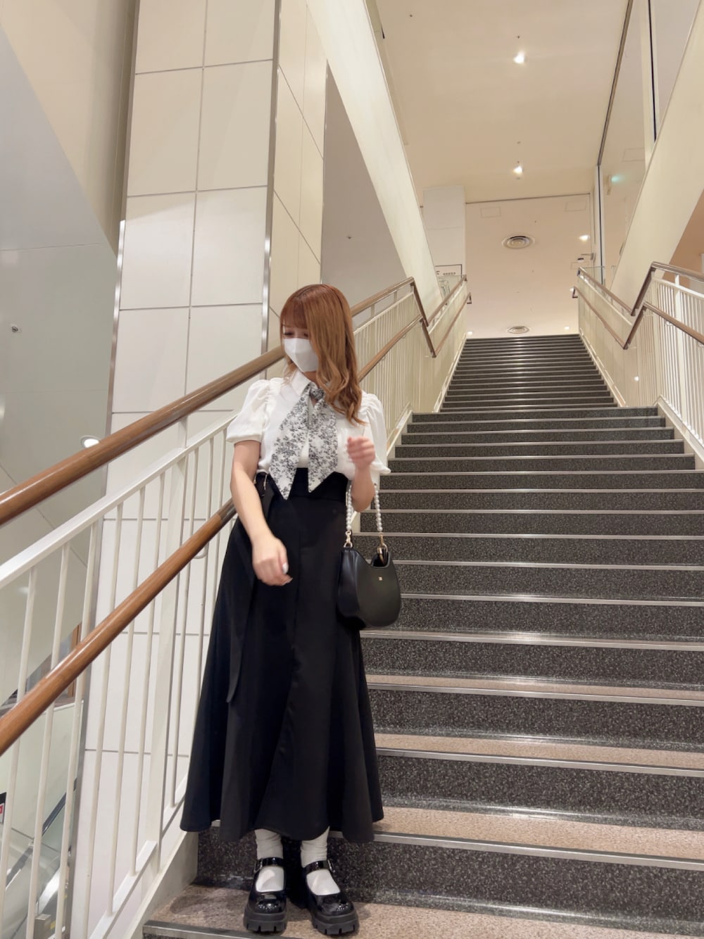 「シンプルスタイル、大人コーデ、お出かけコーデ日記、大人女子、ブラウス、おしゃれさんと繋がりたい、ロングスカート、骨格ウェーブ、イエベ春、モノトーン」｜「one after another NICE CLAUPの【取り外し可能】イニシャルロゴスカーフ付きブラウス（シャツ/ブラウス、ホワイト系）」を使った、mano0416さん（レディース・162cm）の春コーディネートの1枚目の写真