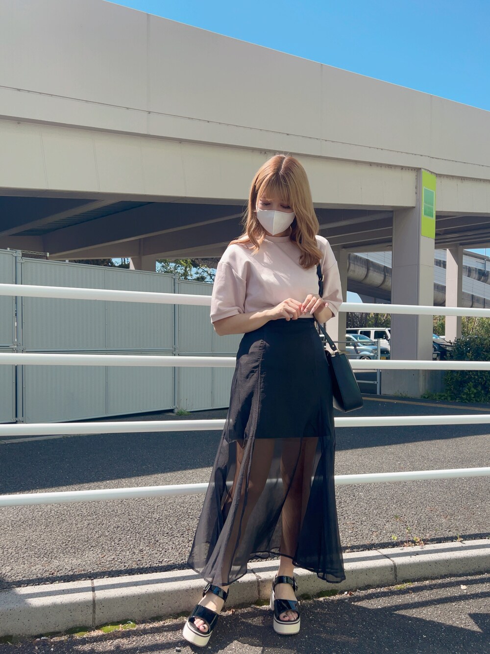 「春コーデ、大人カジュアル、シンプルスタイル、カジュアルコーデ、おしゃれさんと繋がりたい、春服コーデ、今日のコーデ、オトナカワイイ、お出かけコーデ、サンダル、#春コーデ、オトナ女子、お花見コーデ、ブラック、骨格ウェーブ」｜「LIMMSEの【LIMMSE】リラックスオーバーサイズTシャツ（Tシャツ/カットソー、ピンク系）」を使った、mano0416さん（レディース・162cm）の春コーディネートの1枚目の写真