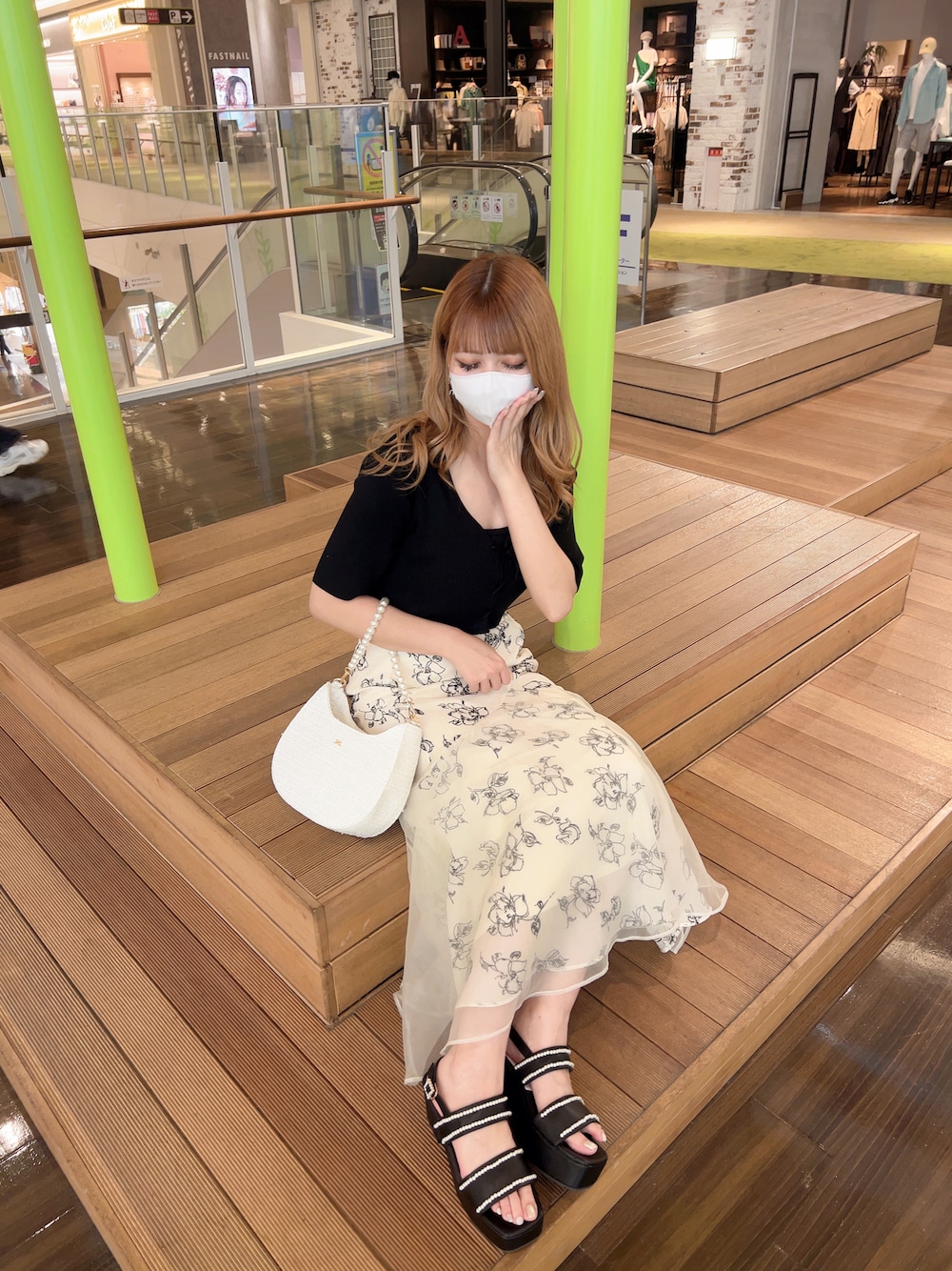 「シンプルコーデ、春夏コーデ、休日コーデ、きれいめカジュアル、着回しコーデ、お洒落さんとつながりたい、大人かわいい、大人コーデ、ロングスカート、骨格ウェーブ、イエベ春、ナイスクラップ」｜「one after another NICE CLAUPのカップ付きビスチェセット/前後2wayカーディガン（アンサンブル、ブラック系）」を使った、mano0416さん（レディース・162cm）の春コーディネートの1枚目の写真