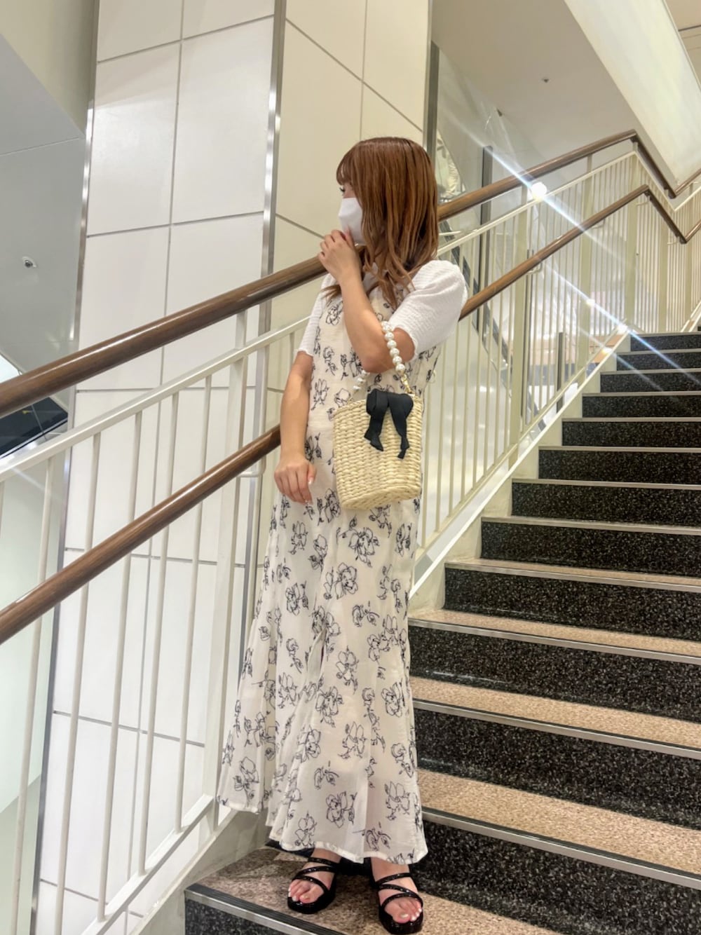 「シンプルスタイル、休日コーデ、お出かけコーデ、大人女子、おしゃれさんと繋がりたい、夏コーデ、高身長女子、ロングワンピース、キャミワンピ、サンダル、骨格ウェーブ、イエベ春」｜「one after another NICE CLAUPのバッククロス/シャーリングキャミワンピース（ワンピース、ホワイト系）」を使った、mano0416さん（レディース・162cm）の春コーディネートの1枚目の写真