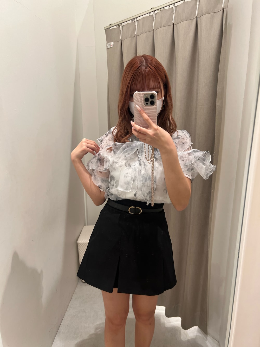 「お出かけコーデ、春夏コーデ、おしゃれさんと繋がりたい、ガーリー、甘め、ブラウス、ミニスカート、ナイスクラップ、プリーツスカート」｜「one after another NICE CLAUPのマルチwayリボンブラウス（シャツ/ブラウス、ブラック系）」を使った、mano0416さん（レディース・162cm）の春コーディネートの1枚目の写真