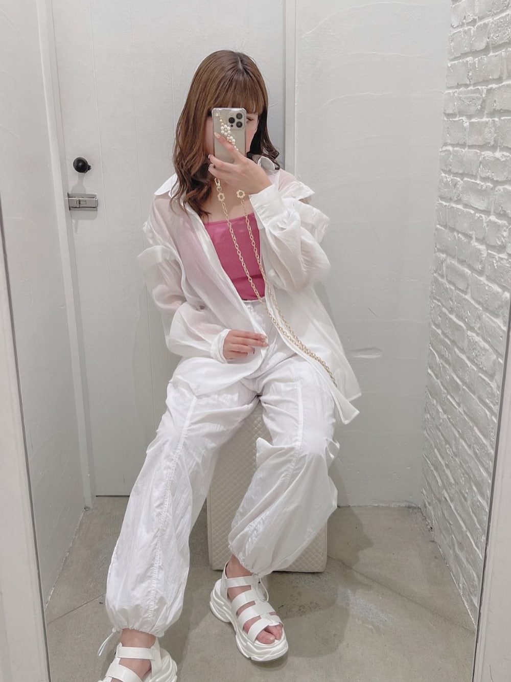 「カジュアル、シンプル、おしゃれさんと繋がりたい、サンダル、高身長女子、シアーシャツ、ピンク」｜「one after another NICE CLAUPの肩あきマルチシアーシャツ（シャツ/ブラウス、ホワイト系）」を使った、mano0416さん（レディース・162cm）の夏コーディネートの1枚目の写真