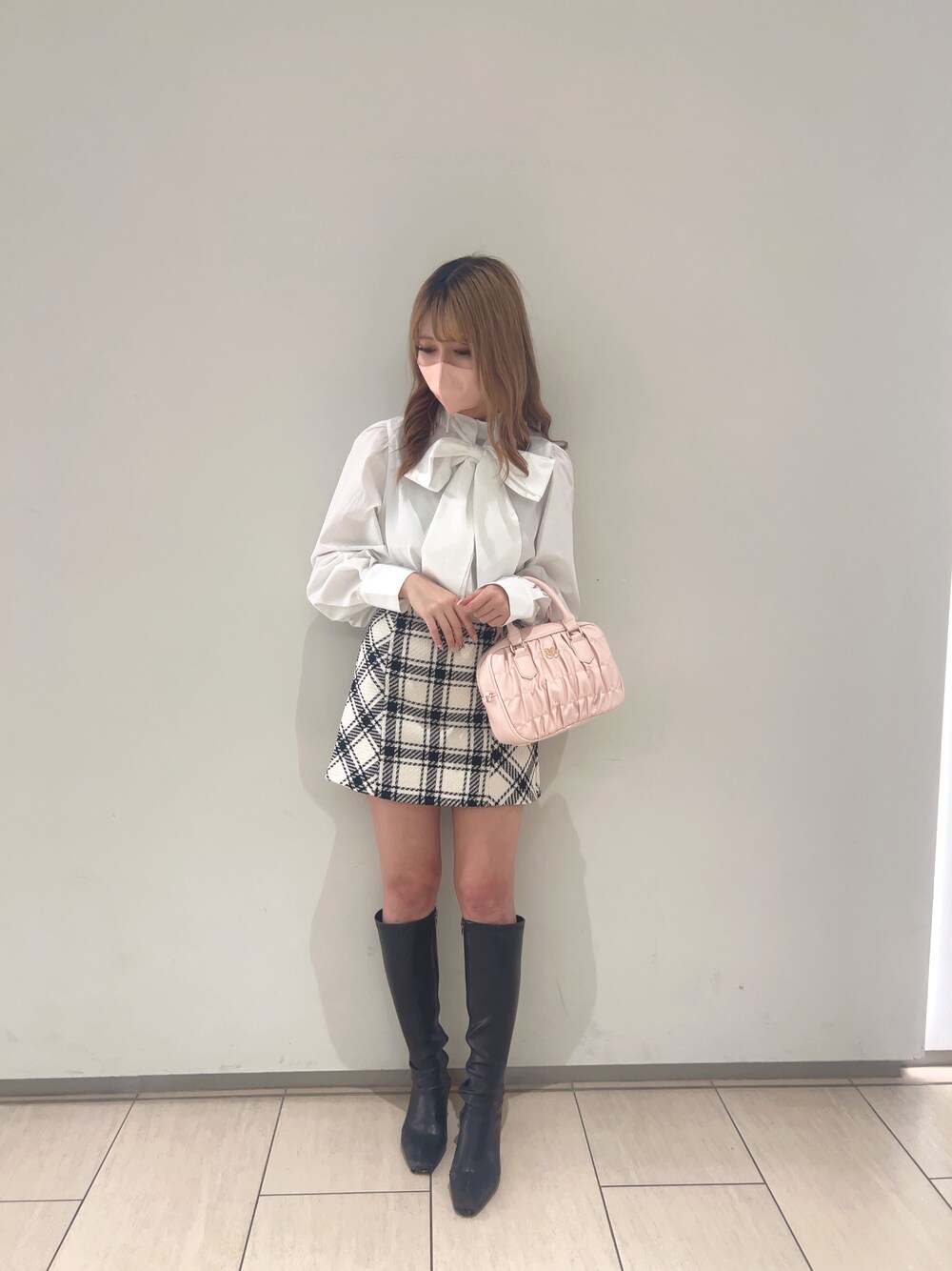 「春コーデ、おでかけコーデ、お洒落さんとつながりたい、ボリューム袖、ブラウス×デニム、162cm、骨格ウェーブ、イエベ春」｜「one after another NICE CLAUPのスタイルアップとフェミニンさがポイント/バックリボンミニスカート（スカート、ホワイト系）」を使った、mano0416さん（レディース・162cm）の春コーディネートの1枚目の写真