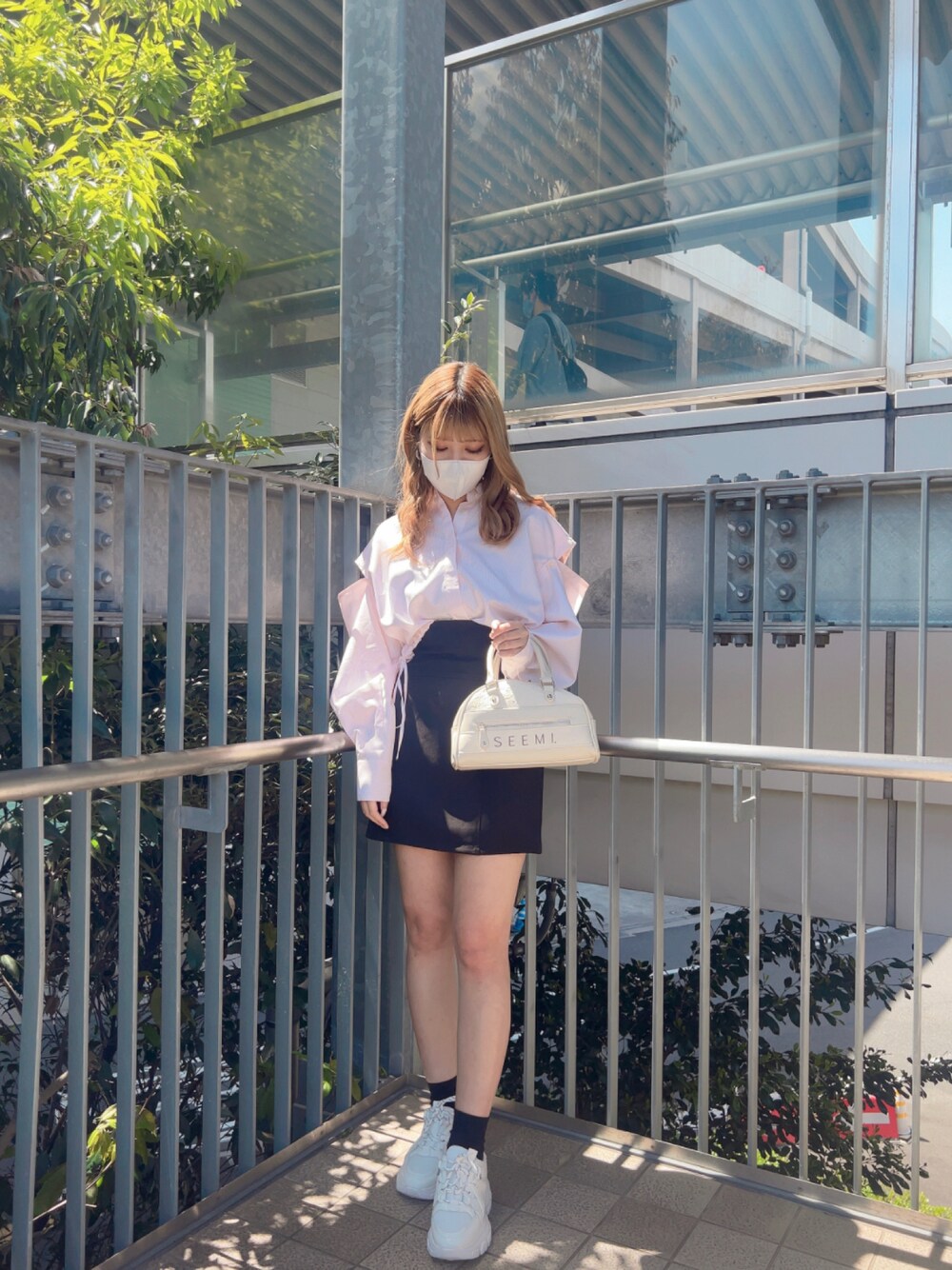 「春服、休日スタイル、今日のコーデ、おでかけコーデ、お洒落さんとつながりたい、高身長コーデ、骨格ウェーブ、イエベ春、シャツ、ミニスカート、スニーカー」｜「one after another NICE CLAUPの肩あきマルチウェイショートシャツ（シャツ/ブラウス、ピンク系）」を使った、mano0416さん（レディース・162cm）の春コーディネートの1枚目の写真