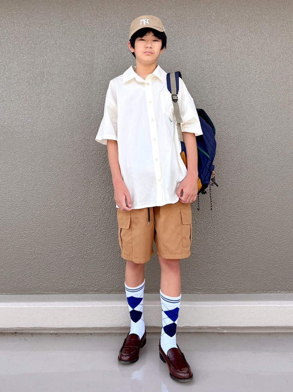 「シャツスタイル、シャツ、カーゴパンツ、ローファー、キャップ、おでかけコーデ、ソックス、きれいめカジュアル、中学生、中学生男子、中学生コーデ、見て下さりありがとうございます、リュック、休日スタイル、休日コーデ」｜「bubuolubuのアイテム（シャツ/ブラウス、ホワイト系）」を使った、bochukunさん（キッズ・155cm）の夏コーディネートの1枚目の写真