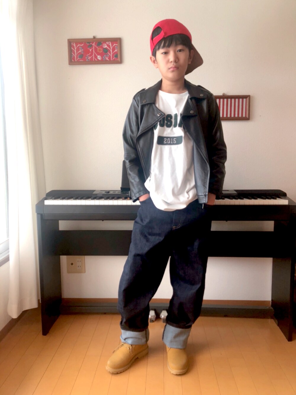 ブラック系のジャケット/アウター、ブラック系のライダースジャケット、ホワイト系のTシャツ/カットソーを着用したキッズの秋コーディネートの1枚目の写真