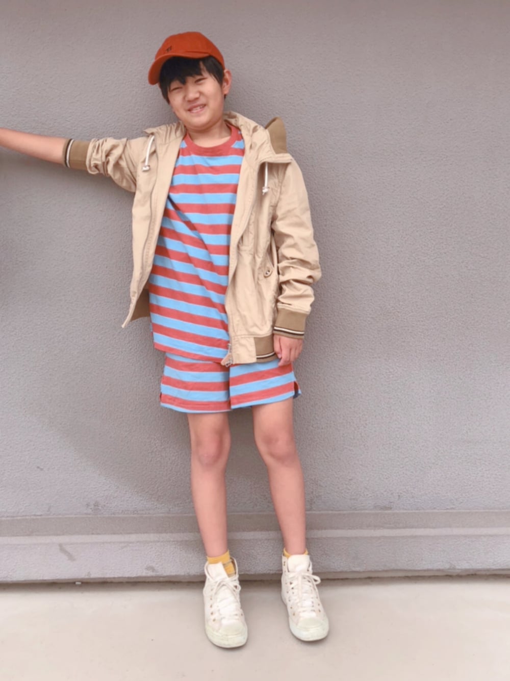 ブラウン系のセットアップ、ベージュ系のブルゾン、ホワイト系のスニーカーを着用したキッズの春コーディネートの1枚目の写真