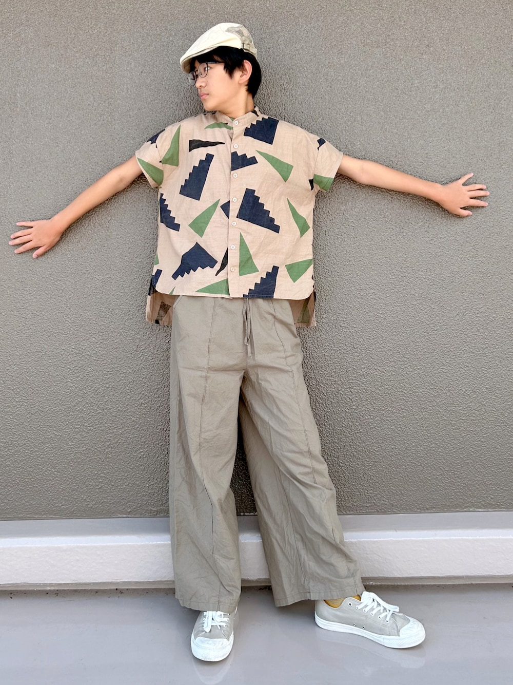 「柄シャツ、ワイドパンツ、アースカラー、シャツスタイル、夏コーデ、スニーカー、ハンチング、中学生、中学生男子、中学生コーデ、見て下さりありがとうございます、休日スタイル、休日コーデ、お出かけコーデ、淡色コーデ」｜「arkakamaのアイテム（シャツ/ブラウス、ベージュ系）」を使った、bochukunさん（キッズ・155cm）の夏コーディネートの1枚目の写真