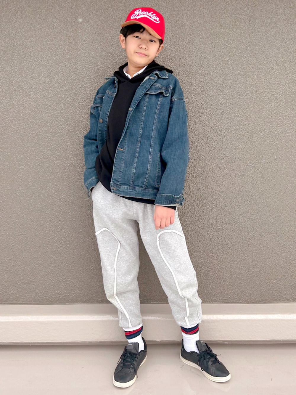 「チョコレートフェス、スウェットパンツ、デニム、キャップ、スニーカー、カジュアルコーデ、休日スタイル、デニムジャケット、ジャケット」｜「🍫チョコレートフェスの楽しくてバレンタインの♥️🤎💗🍫♥️🤎💗🍫季節にもぴったりな素敵なフェス開催🥰🤎♥️💗ありがとうございます🥰✨✨（ラッピングキット、その他）」を使った、bochukunさん（キッズ・152cm）の冬コーディネートの1枚目の写真