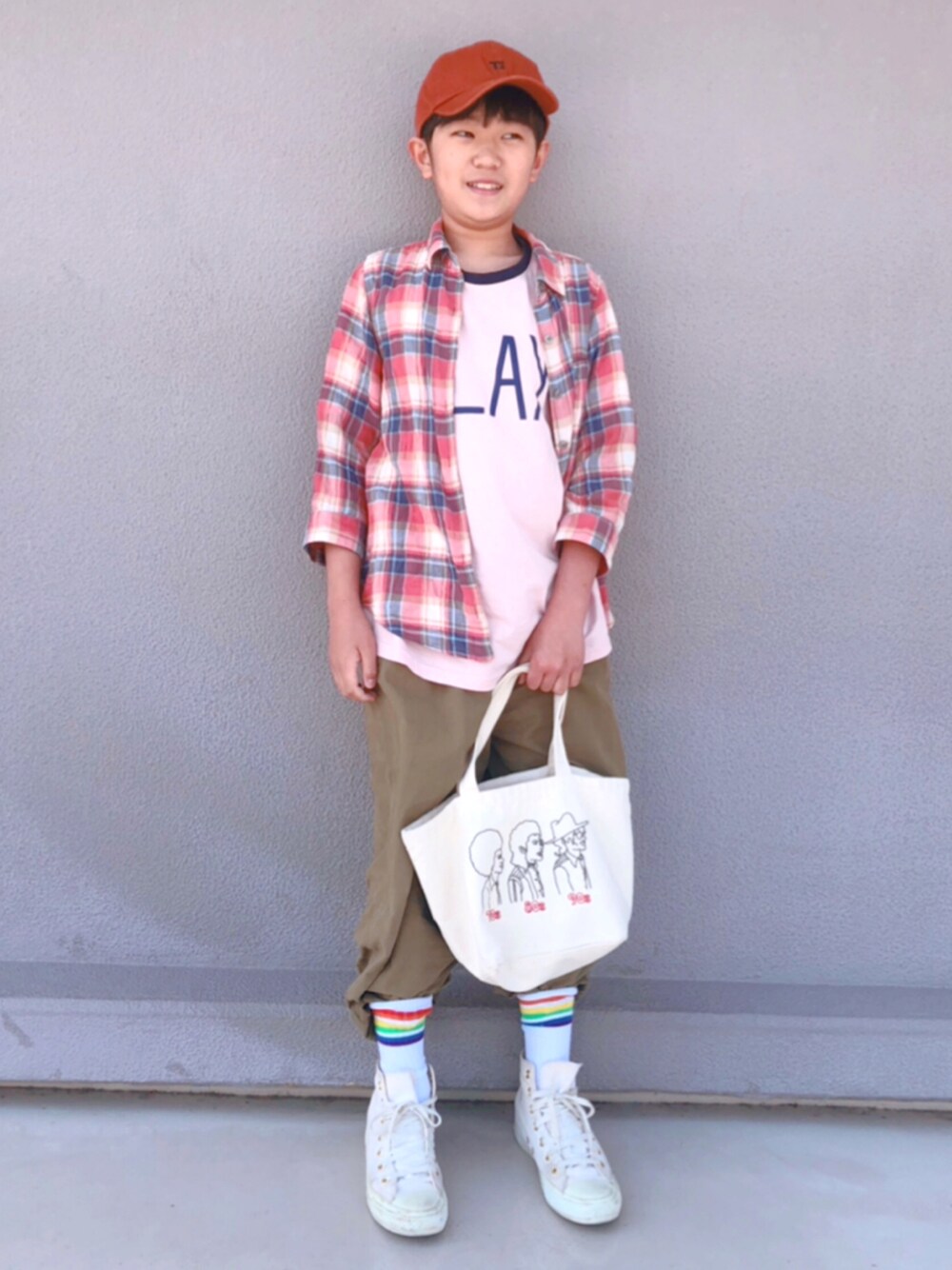 その他のTシャツ/カットソー、グリーン系のその他パンツ、ホワイト系のスニーカーを着用したキッズの春コーディネートの1枚目の写真