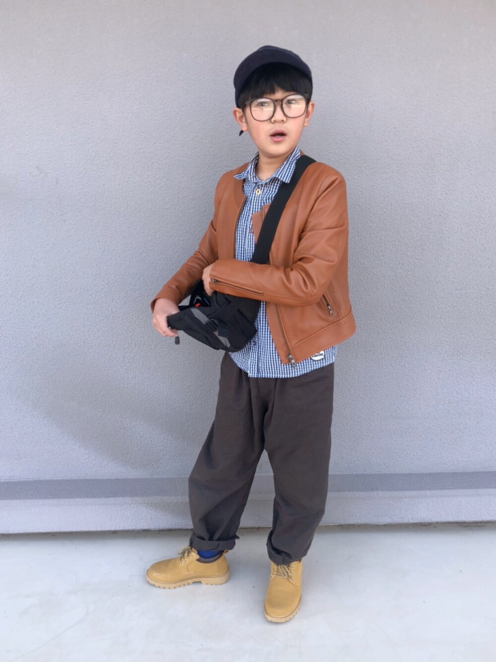 「ジャケット、羊革、メガネ男子、めがね、ブーツ」｜「AAA+のアイテム（ブーツ、ベージュ系）」を使った、bochukunさん（キッズ・142cm）の春コーディネートの1枚目の写真