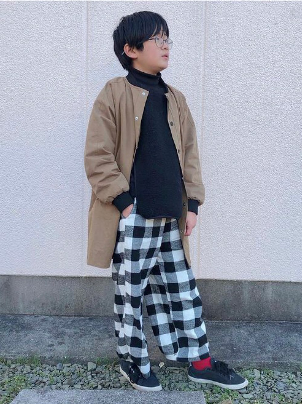 「春アウター、ブロックチェック、スニーカーコーデ、インテリ風、眼鏡男子」｜「TuNO arkakamaのアイテム（ニット/セーター、ブラック系）」を使った、bochukunさん（キッズ・142cm）の春コーディネートの1枚目の写真