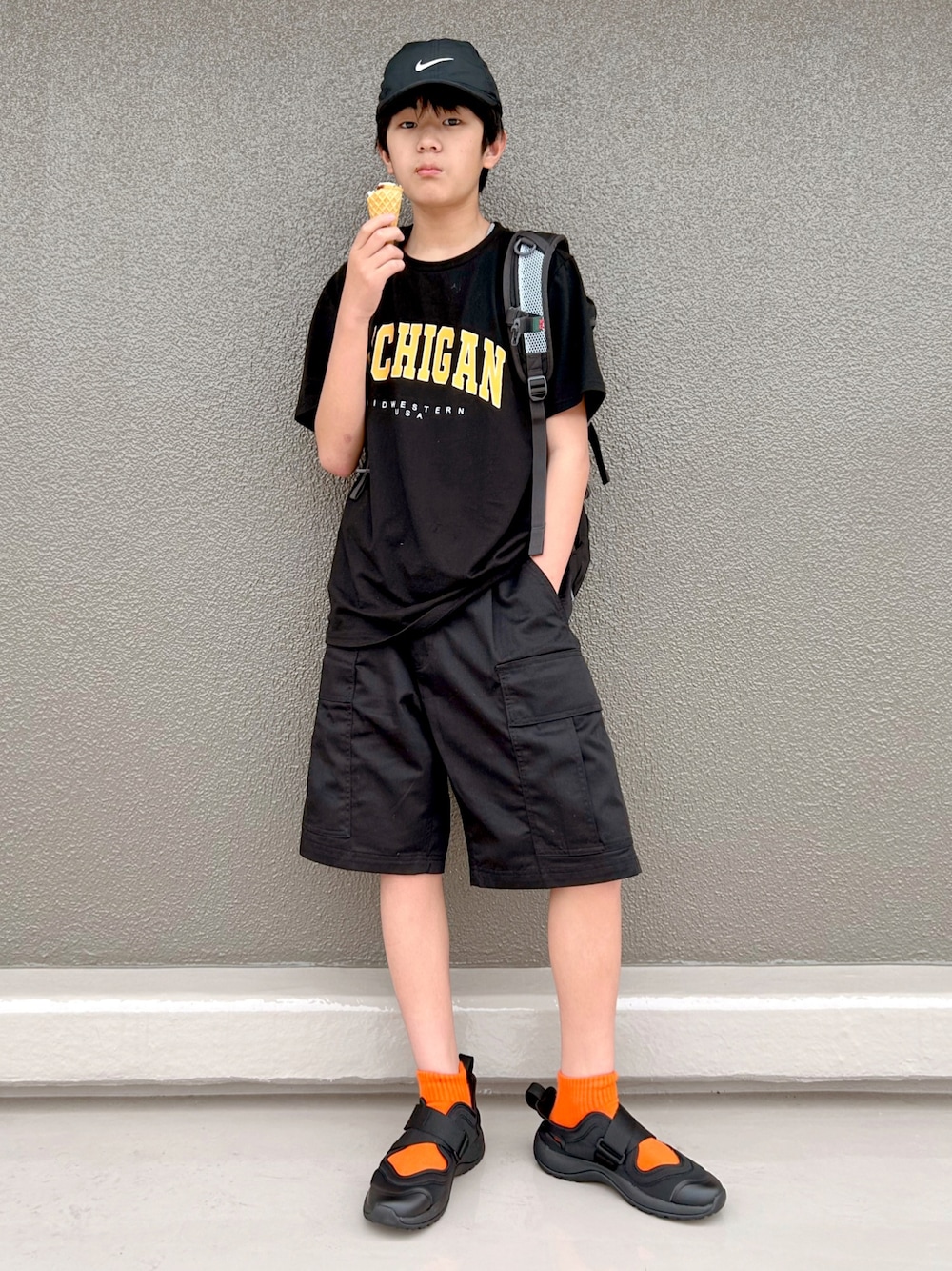 「ハーフパンツ、カジュアルコーデ、ストリート、夏コーデ、夏だ！Tシャツ着よう！、差し色、ロゴT、カーゴパンツ、キャップ、中学生、中学生コーデ、中学生男子、休日スタイル、休日コーデ、ワントーンコーデ」｜「SHEINのアイテム（Tシャツ/カットソー、ブラック系）」を使った、bochukunさん（キッズ・154cm）の夏コーディネートの1枚目の写真
