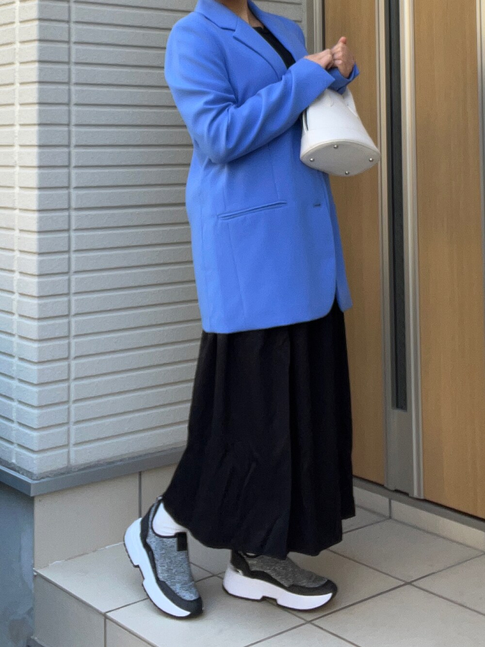 「はじめましてコーデ、春コーデ、春アウター、春カラー、春服みてみて、春、オトナカジュアル、スニーカーコーデ、スリッポン、シンプルコーデ、カラーコーデ、ブルー、ブルーコーデ、キレイめ、いいね、save、フォローお願いします🤑」｜「MICHAEL KORSのアイテム（スニーカー、シルバー系）」を使った、rumudaさん（レディース・152cm）の春コーディネートの1枚目の写真