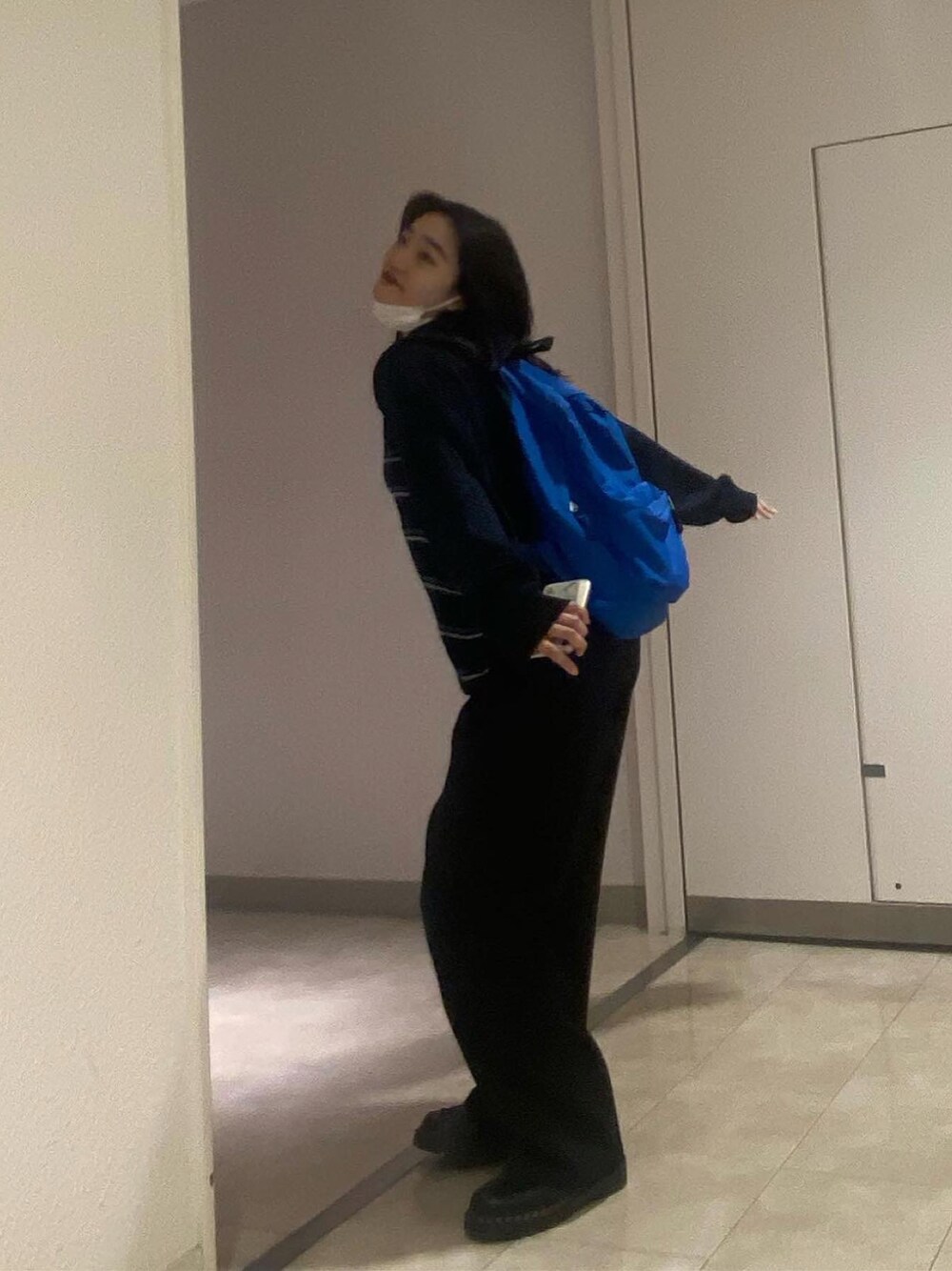 ブルー系のバッグを着用したレディースの秋コーディネートの1枚目の写真