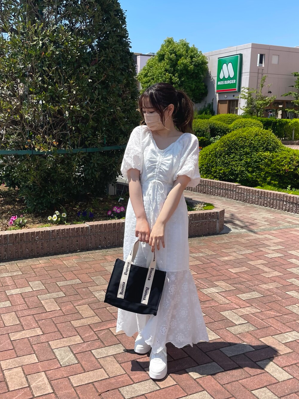 ホワイト系のワンピース、ホワイト系のスニーカーを着用したレディースの春コーディネートの1枚目の写真