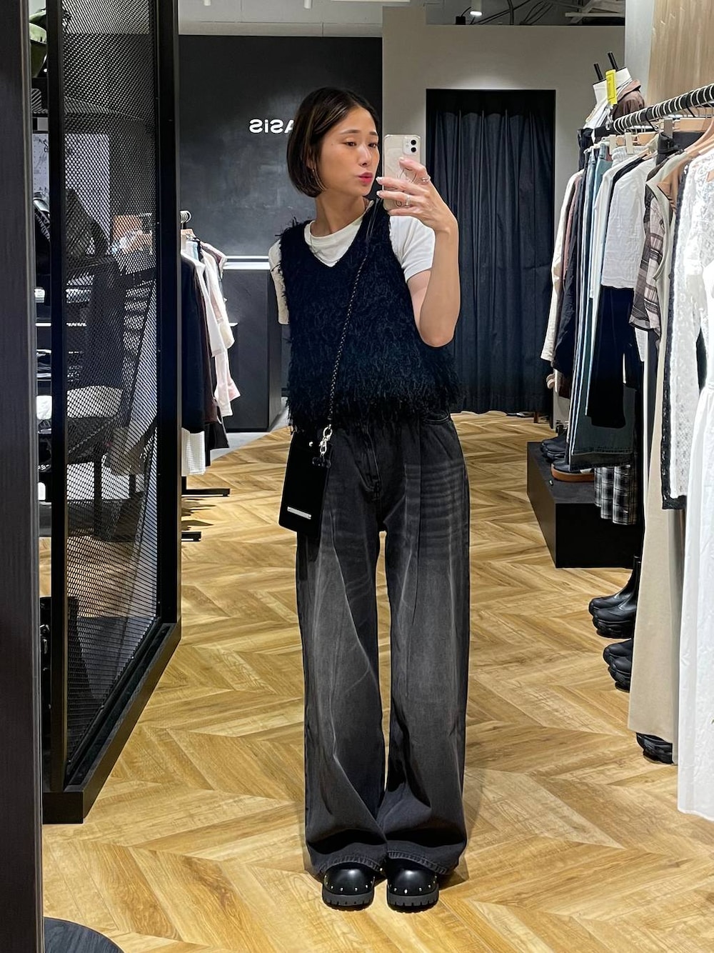 「カジュアル、着痩せ・細見え、体型カバー、ママコーデ、ラフ、JEANASIS、シンプルコーデ、夏コーデ、秋コーデ、デニムパンツ」｜「JEANASISのスタッズボリュームサボ/571517（サンダル、ブラック系）」を使った、osumisanさん（レディース・164cm）の夏コーディネートの1枚目の写真