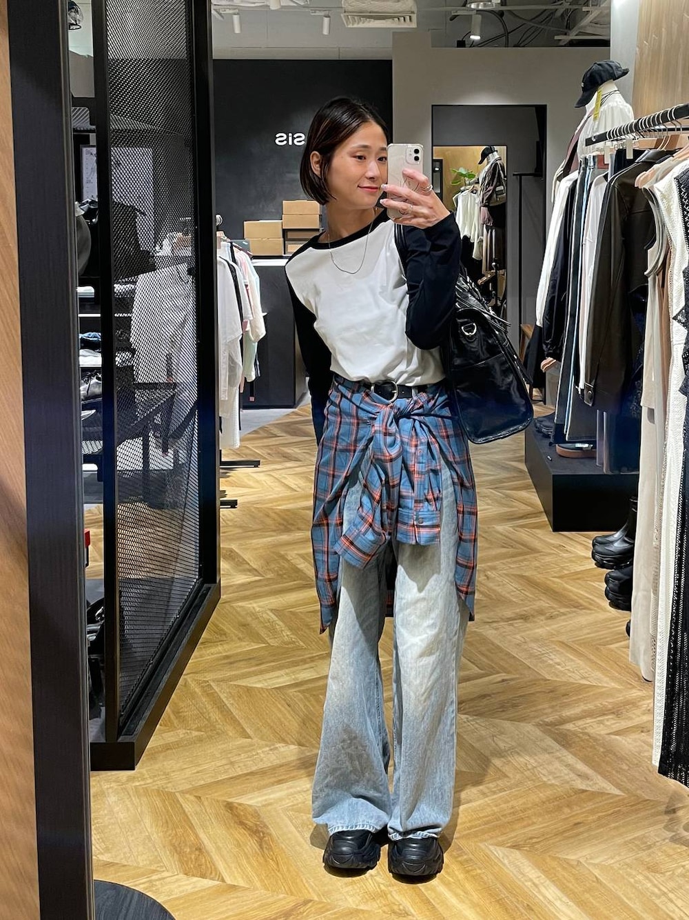 「ママコーデ、ラフ、JEANASIS、シンプルコーデ、秋コーデ、シャツスタイル、カジュアル、着痩せ・細見え、体型カバー」｜「JEANASISのアソートチェックシャツLS/157636（シャツ/ブラウス、ブルー系）」を使った、osumisanさん（レディース・164cm）の夏コーディネートの1枚目の写真