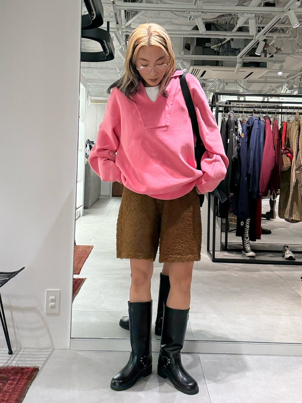 ピンク系のニット/セーター、ブラウン系のその他パンツ、ブラック系のトートバッグを着用したレディースの秋コーディネートの1枚目の写真