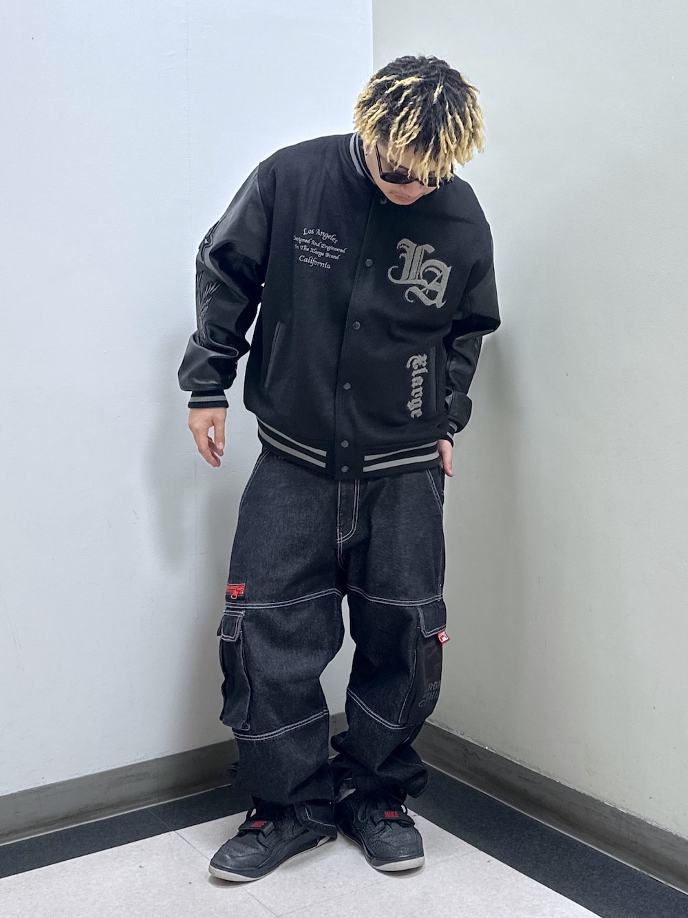 ブラック系のスタジャン、ブラック系のカーゴパンツを着用したメンズの冬コーディネートの1枚目の写真