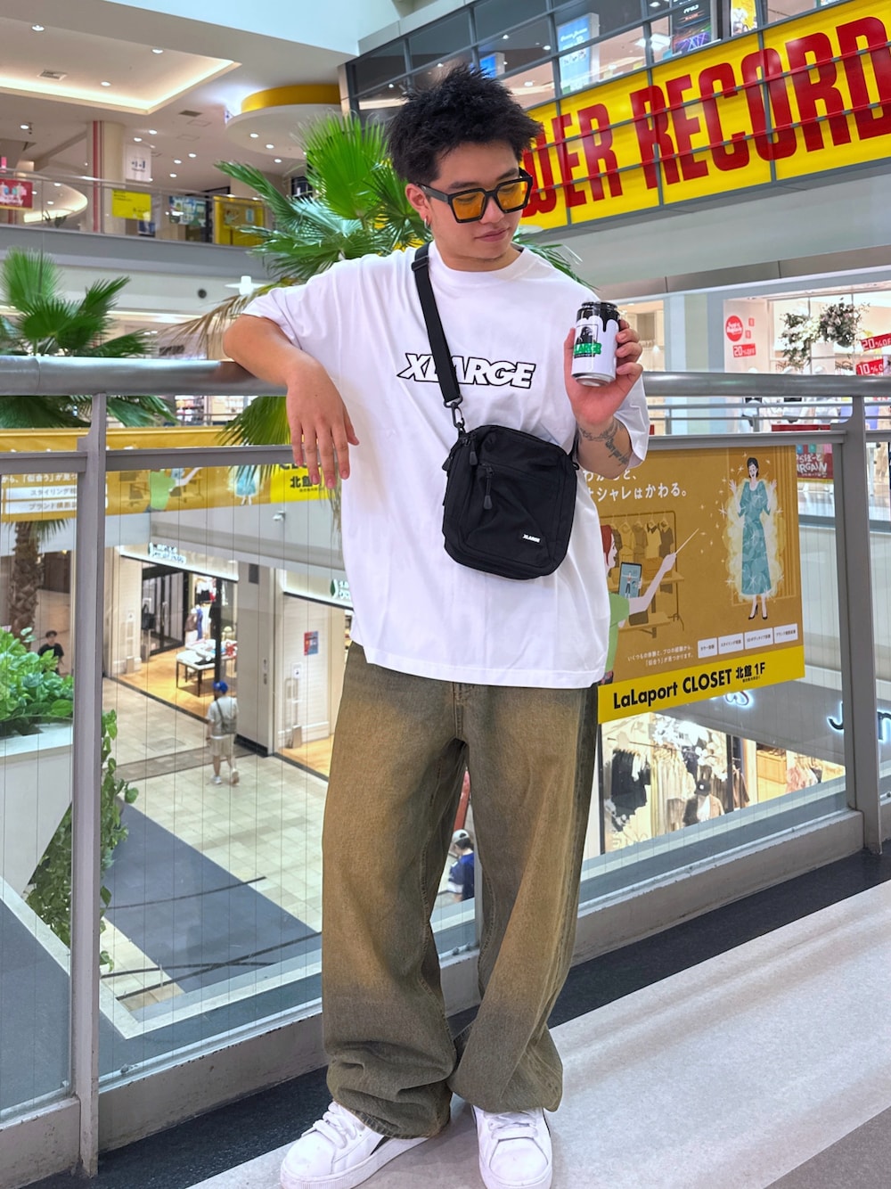 「デニム、ロゴT、アウトドアスタイル、サングラス、デニムハーフパンツ、ジョーツ、夏ルックで気分アップ、休日スタイル、シンプルコーデ、夏コーデ、白Tシャツ、ショルダーバッグ、ブラックコーデ、お出かけコーデ、夏ファッション」｜「XLARGEのSTANDARD LOGO S/S TEE（Tシャツ/カットソー、ホワイト系）」を使った、kanatoさん（メンズ・174cm）の夏コーディネートの1枚目の写真