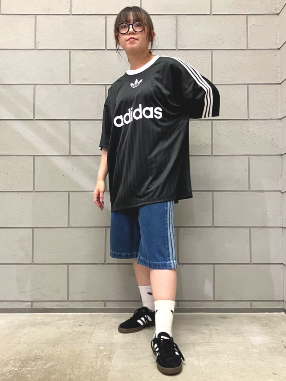 「カジュアル、カジュアルコーデ、カジュアルスタイル、デニム、デニムパンツ、デニムコーデ、デニムショートパンツ、デニムショーツ、ストリート」｜「adidasのハンドボール [Handball Spezial Shoes] アディダスオリジナルス adidas Originals スニーカー（スニーカー、ブラック系）」を使った、N.Kさん（レディース・156cm）の春コーディネートの1枚目の写真