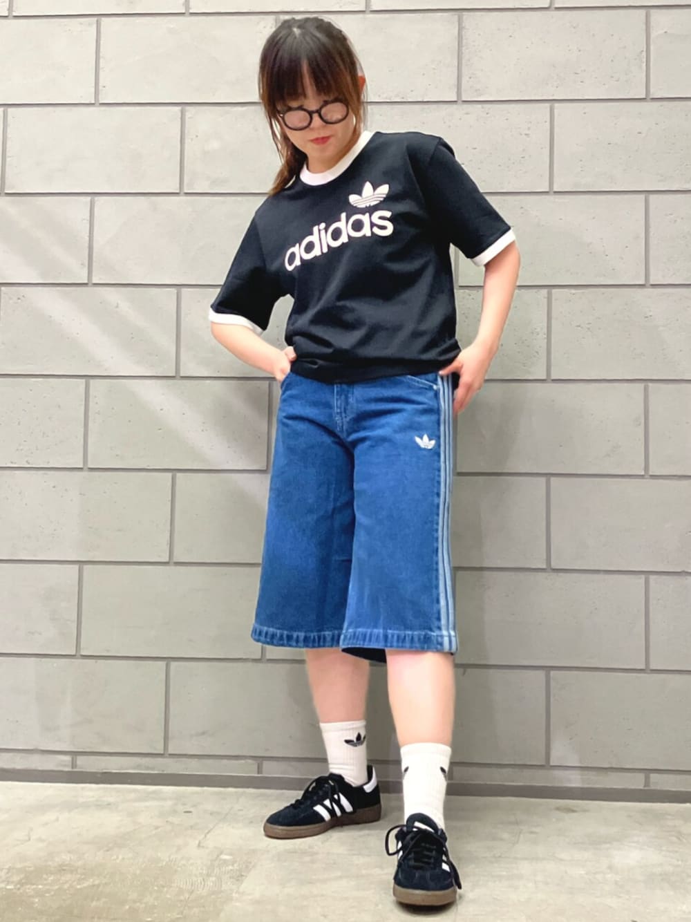 「デニムパンツ、デニムコーデ、デニム、デニムショートパンツ、デニムショーツ、カジュアルコーデ、カジュアル、カジュアルスタイル、シンプル、シンプルコーデ」｜「adidasのハンドボール [Handball Spezial Shoes] アディダスオリジナルス adidas Originals スニーカー（スニーカー、ブラック系）」を使った、N.Kさん（レディース・156cm）の春コーディネートの1枚目の写真