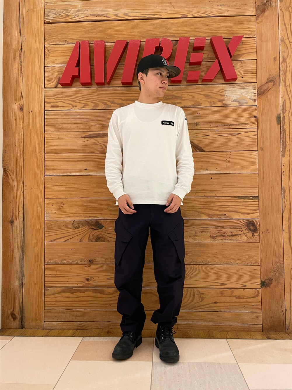 「カジュアル、AVIREX、お出かけコーデ、ootd、メンズコーデ、オトナカジュアル、お洒落さんとつながりたい、AVIREXBelle、AVIREX町田店、ファッションの力を信じよう」｜「AVIREXのLONG SLEEVE T-SHIRT EMBROIDERY THE BLUE ANGELS / 長袖 Tシャツ エンブロイダリー ザ ブルーエンジェル / AVIREX / アヴィレックス（Tシャツ/カットソー、ホワイト系）」を使った、ひらいさん（メンズ・174cm）の冬コーディネートの1枚目の写真