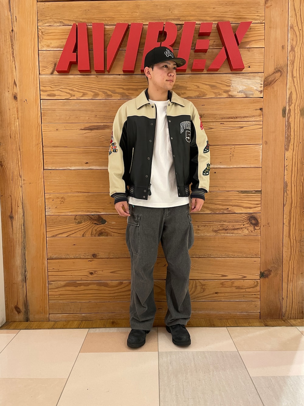 「AVIREX、大人カジュアル、休日スタイル、きれいめカジュアル、ootd、シンプルコーデ、秋冬コーデ、AVIREXBelle、ファッションの力を信じよう、ファッションを楽しもう」｜「AVIREXの《直営店限定》DENIM EASY CARGO PANTS / デニム イージーカーゴパンツ / AVIREX / アヴィレックス（カーゴパンツ、ブラック系）」を使った、ひらいさん（メンズ・174cm）の冬コーディネートの1枚目の写真
