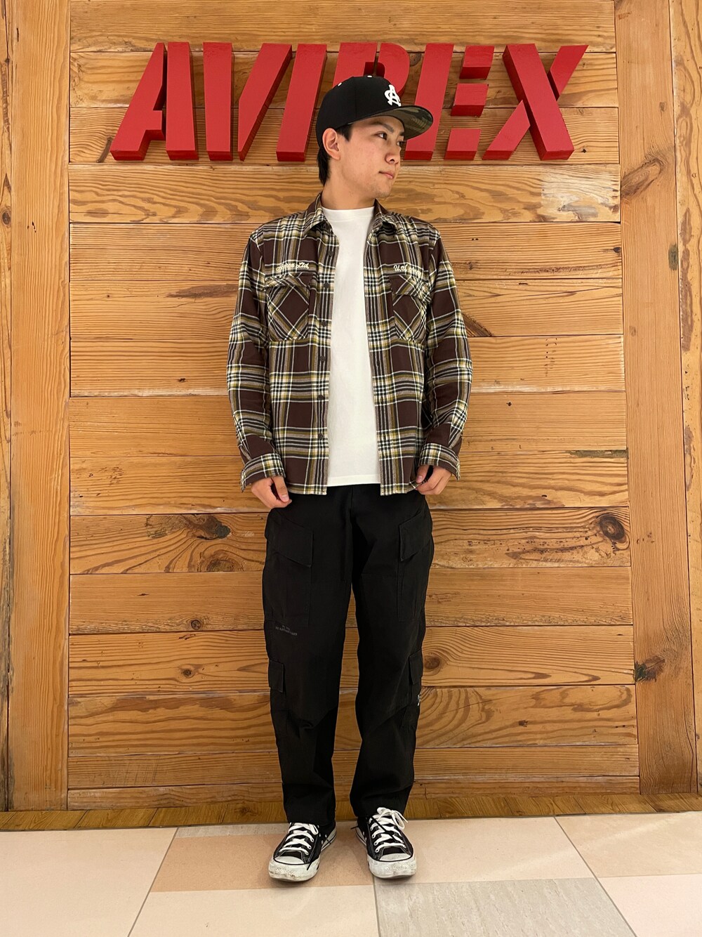 「AVIREX、休日コーデ、ootd、秋コーデ、初秋コーデ、秋服コーデ、AVIREXBelle、秋服準備はじめました、ファッションの力を信じよう、秋服まるっと大公開」｜「AVIREXの《COLLECTION》AIR NATIONAL GUARD 8POCKET CARGO PANTS / エアーナショナルガード 8ポケット カーゴ パンツ / AVIREX / アヴィレックス（カーゴパンツ、ブラック系）」を使った、ひらいさん（メンズ・174cm）の秋コーディネートの1枚目の写真