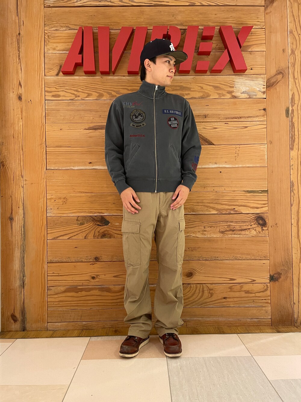 「シンプル、AVIREX、ブラウン、大人コーデ、休日コーデ、ootd、今日のコーデ、秋冬コーデ、AVIREXBelle、ファッションの力を信じよう」｜「NEW ERAの【×NEW ERA】ACキャップ/9FIFTY SNAP BACK CAP TYPE  AC（キャップ、ブラック系）」を使った、ひらいさん（メンズ・174cm）の秋コーディネートの1枚目の写真