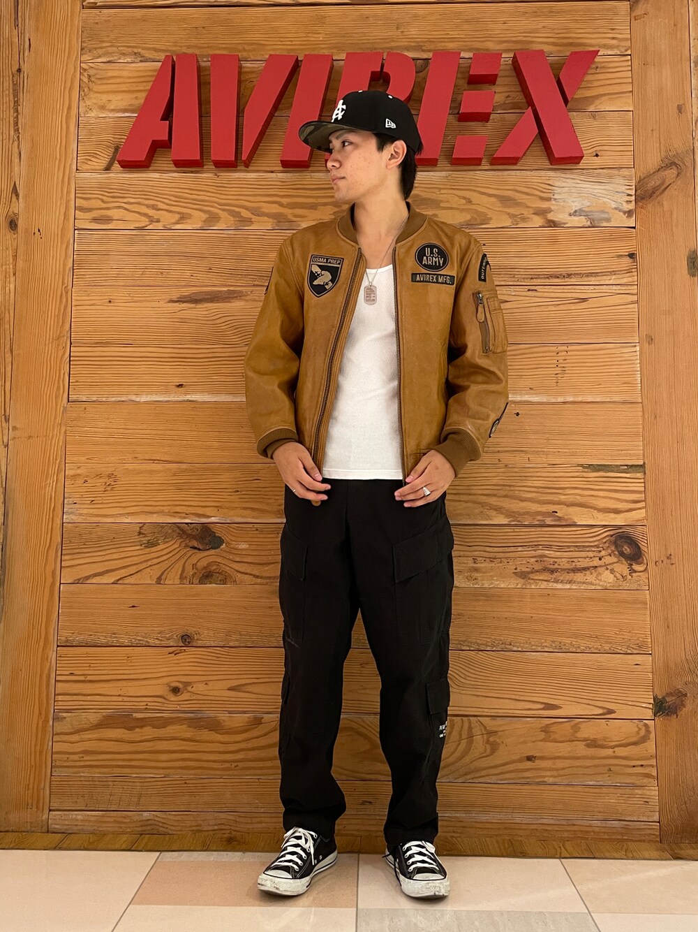 「カジュアル、AVIREX、お出かけコーデ、ootd、秋服、カジュアルコーデ、メンズコーデ、シルバーアクセサリー、AVIREXBelle、ファッションの力を信じよう」｜「AVIREXの《COLLECTION》AIR NATIONAL GUARD 8POCKET CARGO PANTS / エアーナショナルガード 8ポケット カーゴ パンツ / AVIREX / アヴィレックス（カーゴパンツ、ブラック系）」を使った、ひらいさん（メンズ・174cm）の秋コーディネートの1枚目の写真