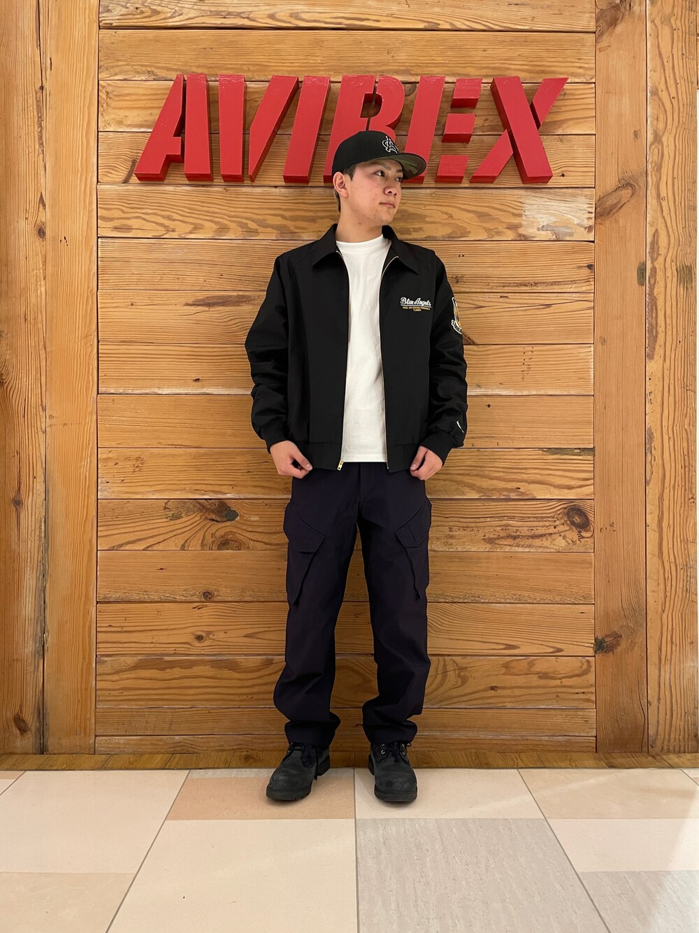 「AVIREX、お出かけコーデ、ootd、メンズコーデ、オトナカジュアル、お洒落さんとつながりたい、AVIREXBelle、AVIREX町田店、ファションの力を信じよう、ファッションを楽しもう」｜「AVIREXのR-CARGO PANTS / R-カーゴパンツ / AVIREX / アヴィレックス（カーゴパンツ、ブルー系）」を使った、ひらいさん（メンズ・174cm）の冬コーディネートの1枚目の写真