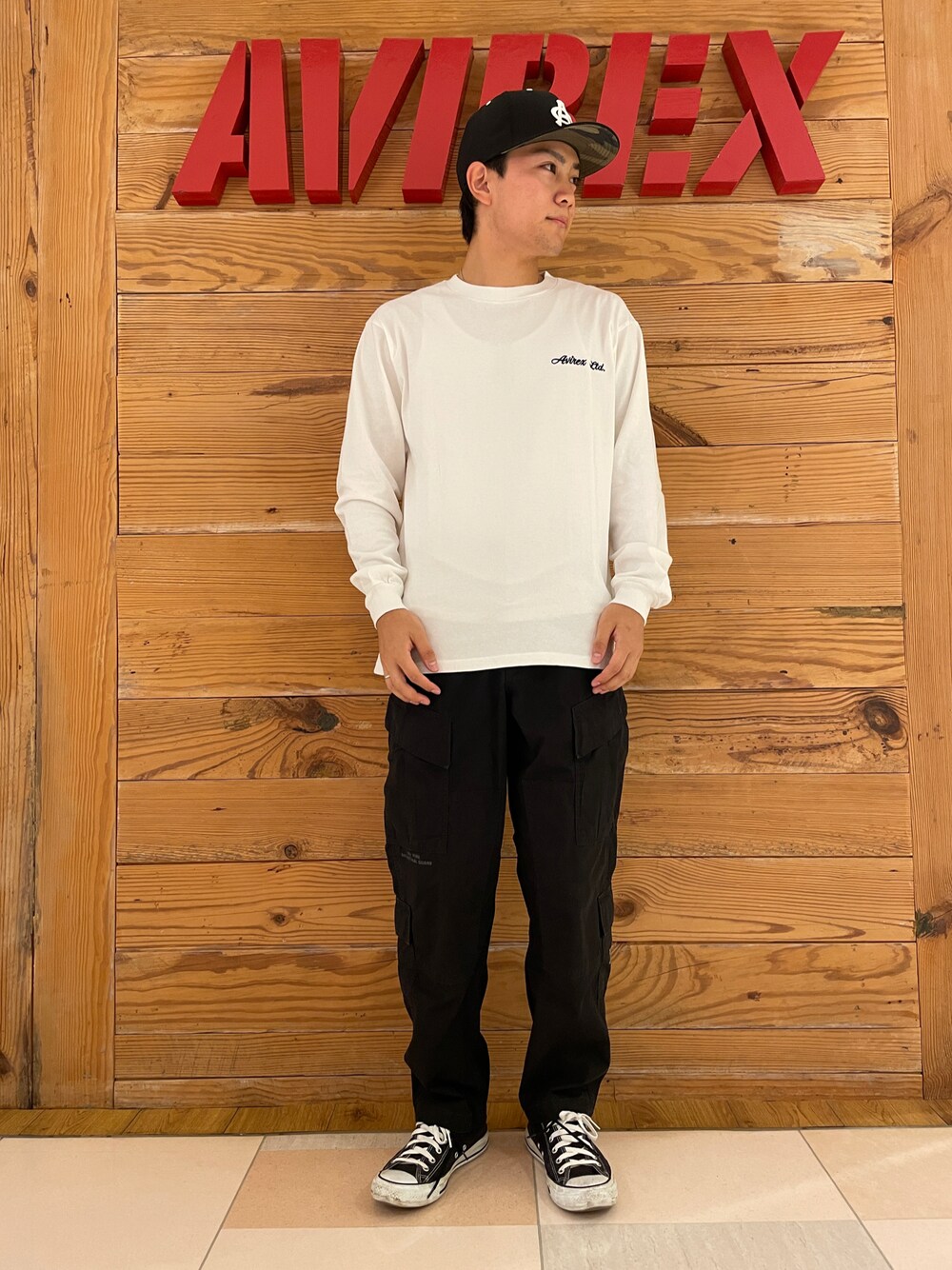 「AVIREX、休日コーデ、ootd、秋コーデ、初秋コーデ、秋服コーデ、AVIREXBelle、秋服準備はじめました、ファッションの力を信じよう、秋服まるっと大公開」｜「AVIREXの《COLLECTION》AIR NATIONAL GUARD 8POCKET CARGO PANTS / エアーナショナルガード 8ポケット カーゴ パンツ / AVIREX / アヴィレックス（カーゴパンツ、ブラック系）」を使った、ひらいさん（メンズ・174cm）の秋コーディネートの1枚目の写真