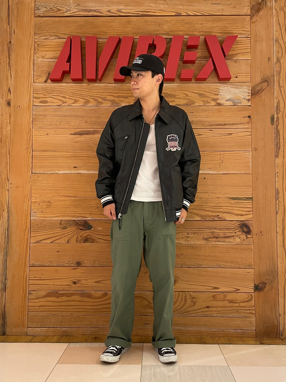 「シンプル、AVIREX、ootd、シンプルコーデ、今日のコーデ、メンズコーデ、秋冬コーデ、お洒落さんとつながりたい、AVIREXBelle、ファッションの力を信じよう」｜「AVIREXの【先行予約 7月上旬-7月中旬入荷予定】BAKER PANTS / ベイカー パンツ（パンツ、グリーン系）」を使った、ひらいさん（メンズ・174cm）の秋コーディネートの1枚目の写真