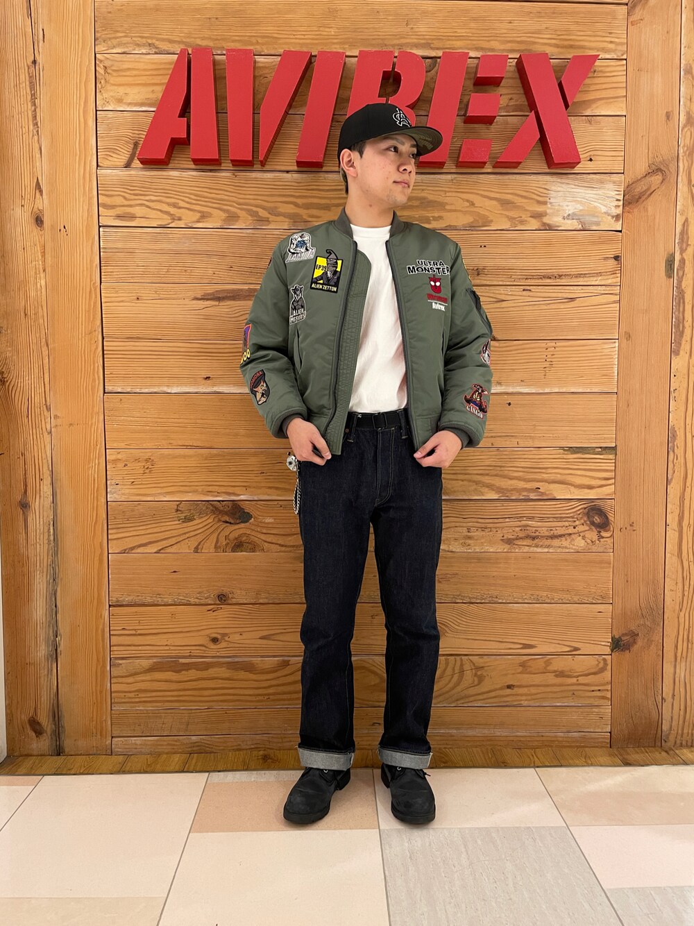 「パーカー、ストリート、AVIREX、レイヤードスタイル、オーバーサイズ、ワイドパンツ、ootd、AVIREXBelle、AVIREX町田店、ファッションの力を信じよう」｜「AVIREXのLONG SLEEVE T-SHIRT EMBROIDERY THE BLUE ANGELS / 長袖 Tシャツ エンブロイダリー ザ ブルーエンジェル / AVIREX / アヴィレックス（Tシャツ/カットソー、ホワイト系）」を使った、ひらいさん（メンズ・174cm）の冬コーディネートの1枚目の写真
