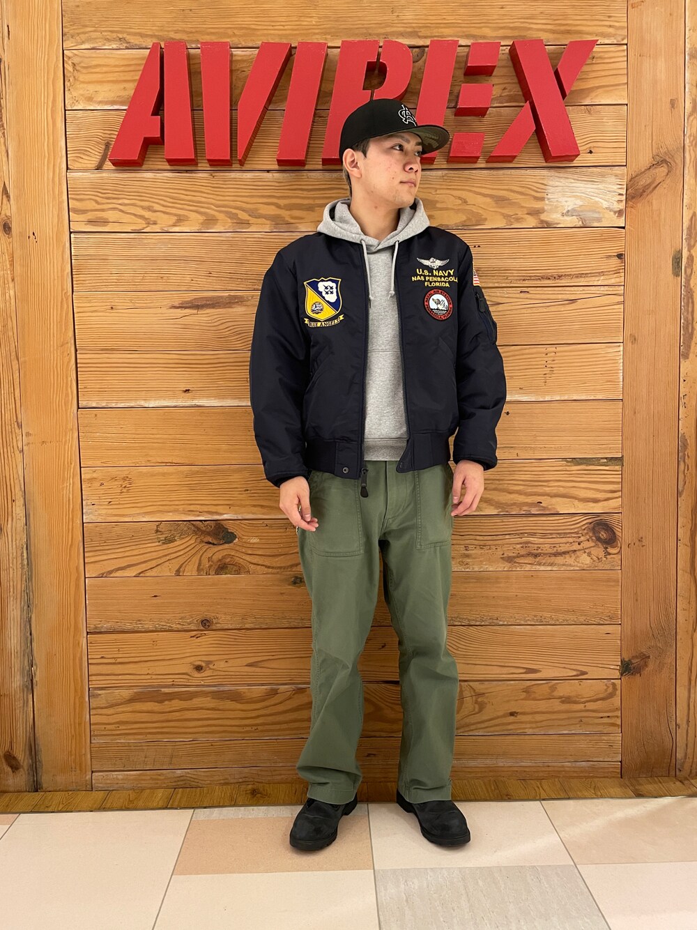 「AVIREX、お出かけコーデ、ootd、カジュアルコーデ、低身長コーデ、メンズファッション、冬アウター、AVIREXBelle、AVIREX町田店、ファッションの力を信じよう」｜「AVIREXのBAKER PANTS / ベイカー パンツ / AVIREX / アヴィレックス（その他パンツ、グリーン系）」を使った、ひらいさん（メンズ・174cm）の冬コーディネートの1枚目の写真