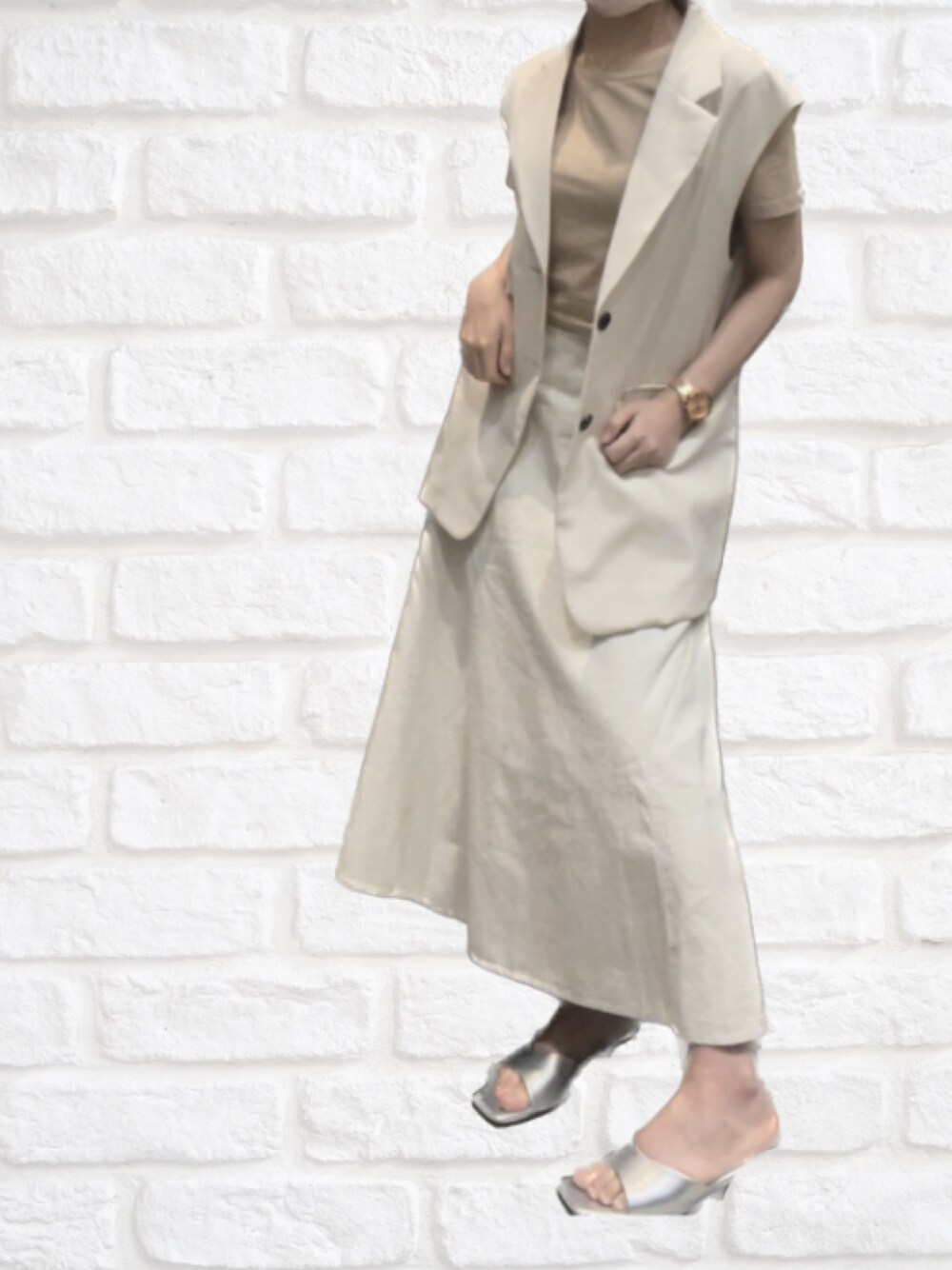 「オトナカジュアル、カジュアルコーデ、春色、淡色コーデ、春コーデ、GU、スカート、ベスト、ZARA」｜「AZUL by moussyのFAUX LEATHER LOW HEEL SANDALS/フェイクレザーローヒールサンダル（サンダル、シルバー系）」を使った、奈さん（レディース・161cm）の冬コーディネートの1枚目の写真