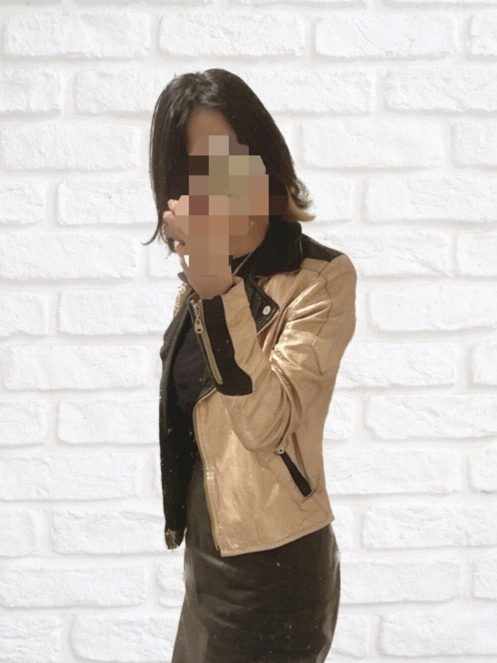 「お出かけコーデ、休日スタイル、ライダースジャケット、メタリック、レザージャケット、おしゃれさんと繋がりたい、161cm」｜「DOMAのアイテム（ライダースジャケット、ゴールド系）」を使った、奈さん（レディース・161cm）の冬コーディネートの1枚目の写真