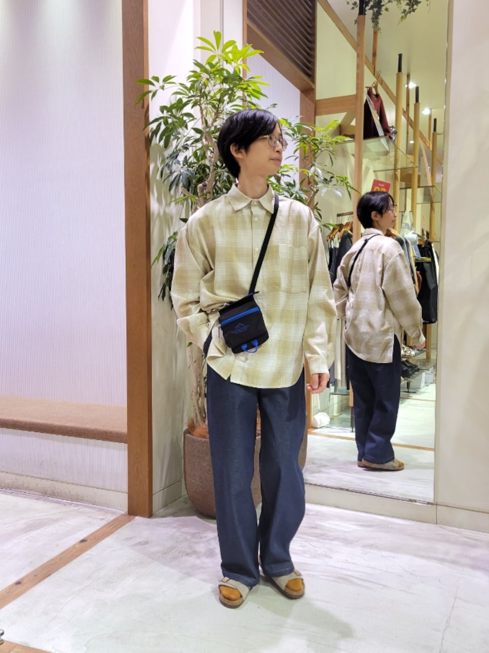 「ゲバコ、シャツ、チェック、チェックシャツ、カジュアル、ルーズシルエット、デニム、デニムパンツ、フランクリンクライミング、チャオパニックティピー(CIAOPANIC TYPY)」｜「CIAOPANIC TYPYの【UNISEX】ルーズシルエットレギュラーカラーアソートシャツ（シャツ/ブラウス、ベージュ系）」を使った、1stripe2kuroさん（メンズ・169cm）の春コーディネートの1枚目の写真