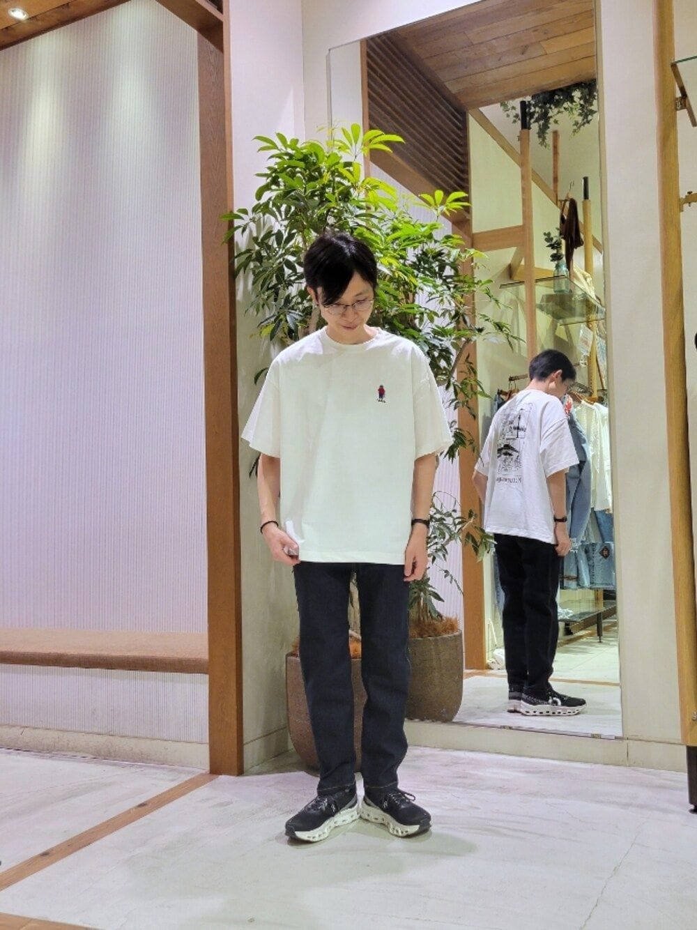「チャオパニックティピー(CIAOPANIC TYPY)、デニム、デニムパンツ、スリムパンツ、スリムデニム、カジュアル、カジュアルコーデ、夏、夏コーデ、夏コーデ、夏だ！Tシャツ着よう！、おじさん」｜「CIAOPANIC TYPYの【ojisan】ユニセックスワンポイントサガラ刺繍半袖Tee（Tシャツ/カットソー、ホワイト系）」を使った、1stripe2kuroさん（メンズ・169cm）の春コーディネートの1枚目の写真