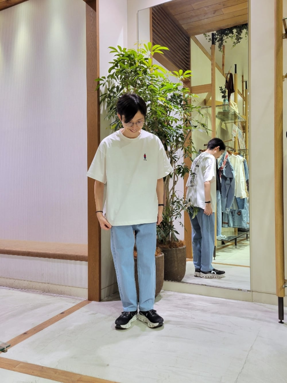 「デニム、デニムパンツ、白Tシャツ、白T、白Tシャツ×デニム、シンプル、シンプルコーデ、おじさん、チャオパニックティピー(CIAOPANIC TYPY)、テーパードパンツ」｜「CIAOPANIC TYPYの【ojisan】ユニセックスワンポイントサガラ刺繍半袖Tee（Tシャツ/カットソー、ホワイト系）」を使った、1stripe2kuroさん（メンズ・169cm）の春コーディネートの1枚目の写真