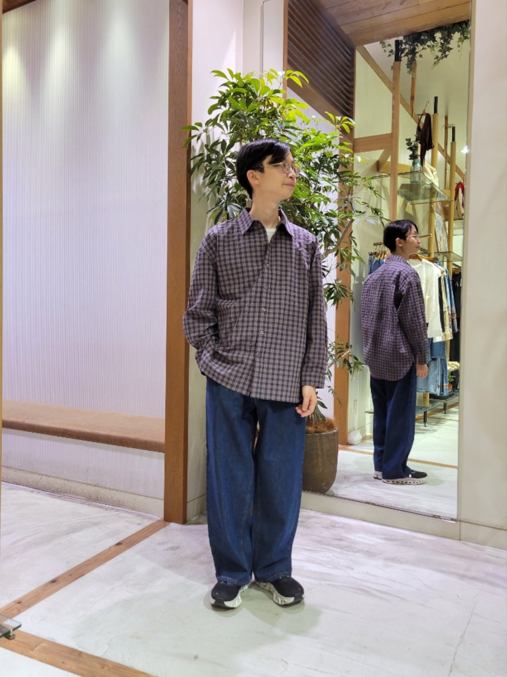 「サスペンダー、デニムシャツ、スカーフ、チャオパニックティピー(CIAOPANIC TYPY)、デニムパンツ、G、チェックシャツ、チェック、カジュアル、カジュアルコーデ」｜「CIAOPANIC TYPYの【UNISEX】ポコポコチェックシャツ（シャツ/ブラウス、ブルー系）」を使った、1stripe2kuroさん（メンズ・169cm）の春コーディネートの1枚目の写真