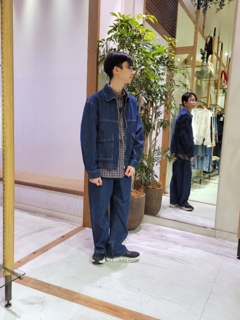 「デニムパンツ、デニムジャケット、セットアップ、セットアップスタイル、チャオパニックティピー(CIAOPANIC TYPY)、チェック、チェックシャツ、カジュアル、カジュアルコーデ、ジージャン、Gジャン」｜「CIAOPANIC TYPYの【ユニセックス】ビックシルエットコットンデニムジャケット（デニムジャケット、ブルー系）」を使った、1stripe2kuroさん（メンズ・169cm）の春コーディネートの1枚目の写真