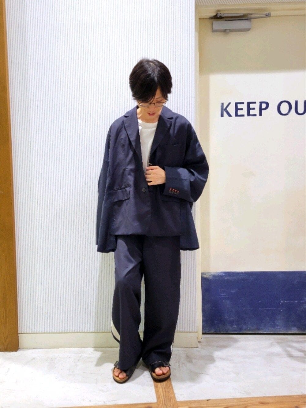 「サンダル、秋服準備はじめました、スラックス、セットアップ、メガネ男子、お洒落さんとつながりたい、チャオパニックティピー(CIAOPANIC TYPY)、チャオパニックティピー、オーバーサイズ、ネイビー、カジュアルコーデ、エシンタ、古着MIX、ラインパンツ、だぼだぼ」｜「etsintaの【etsinta/エシンタ】リメイクテーラードジャケット（テーラードジャケット、ブルー系）」を使った、1stripe2kuroさん（メンズ・169cm）の夏コーディネートの1枚目の写真