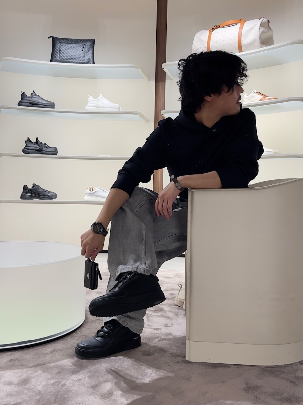 ブラック系のスニーカー、グレー系のデニムパンツ、ブラック系のスウェットを着用したメンズの秋コーディネートの1枚目の写真
